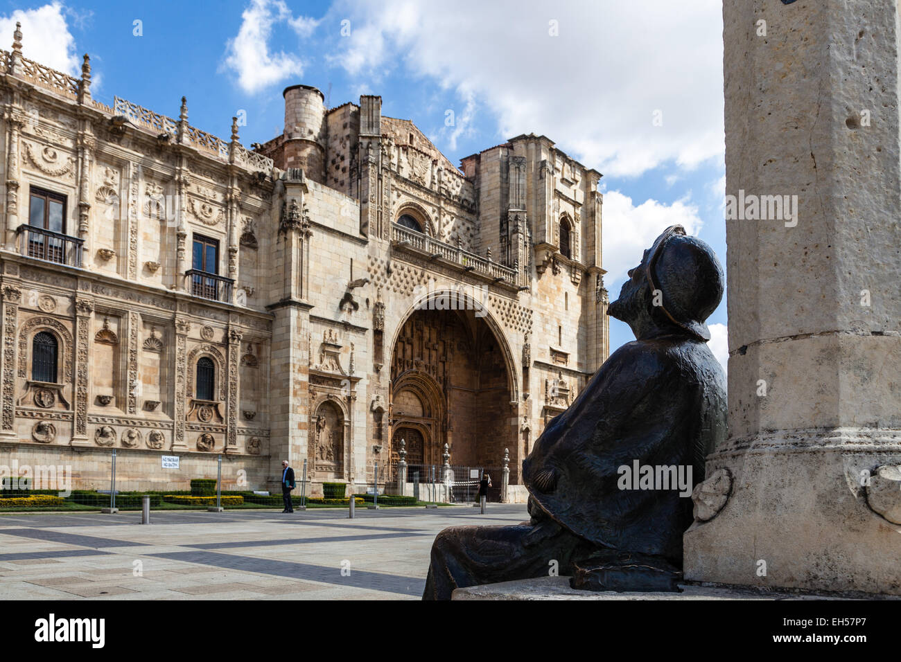 Statua Pellegrina si trova nella Plaza de la sabbia Marco appoggiato i suoi piedi fuori la storica Parador Hostal San Marco come un omaggio Foto Stock