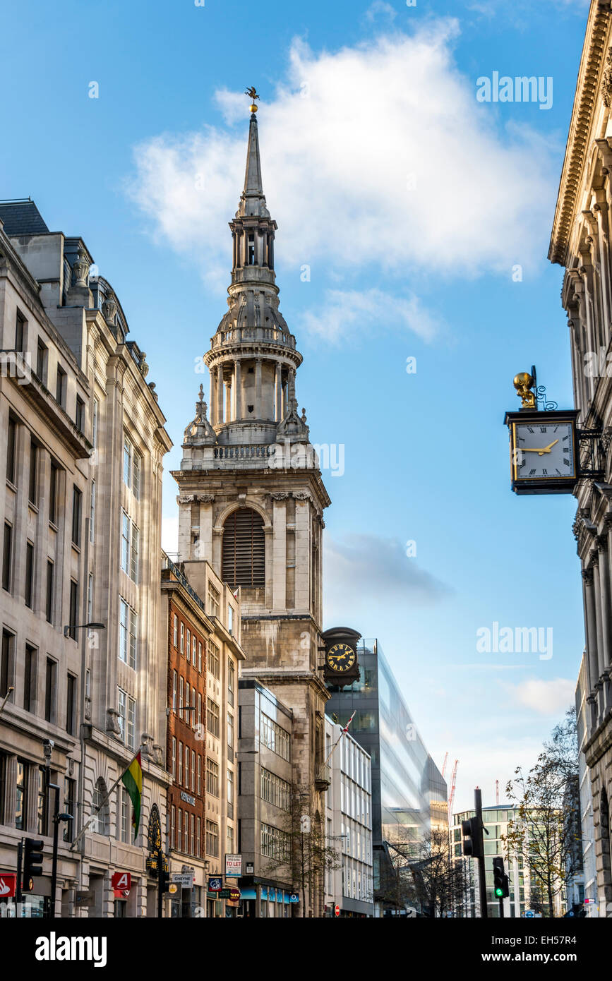 Guardando verso il basso Cheapside nella città di Londra per la guglia della chiesa di St Mary le Bow Foto Stock