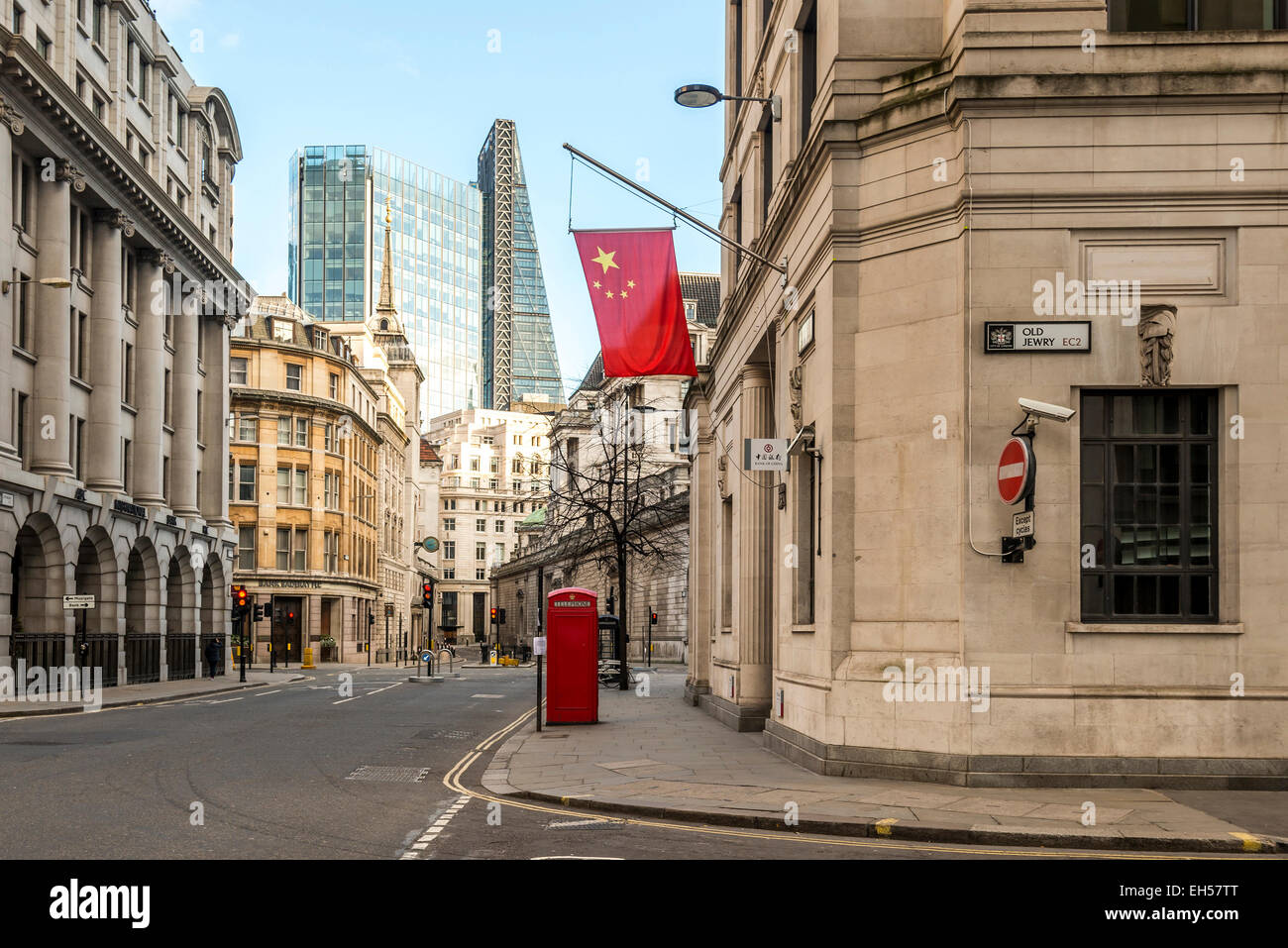 La Banca di Cina sventola la bandiera cinese al di fuori del suo Ramo Londinese della banca alle cui spalle si trova il grattacielo Cheesegrater Foto Stock