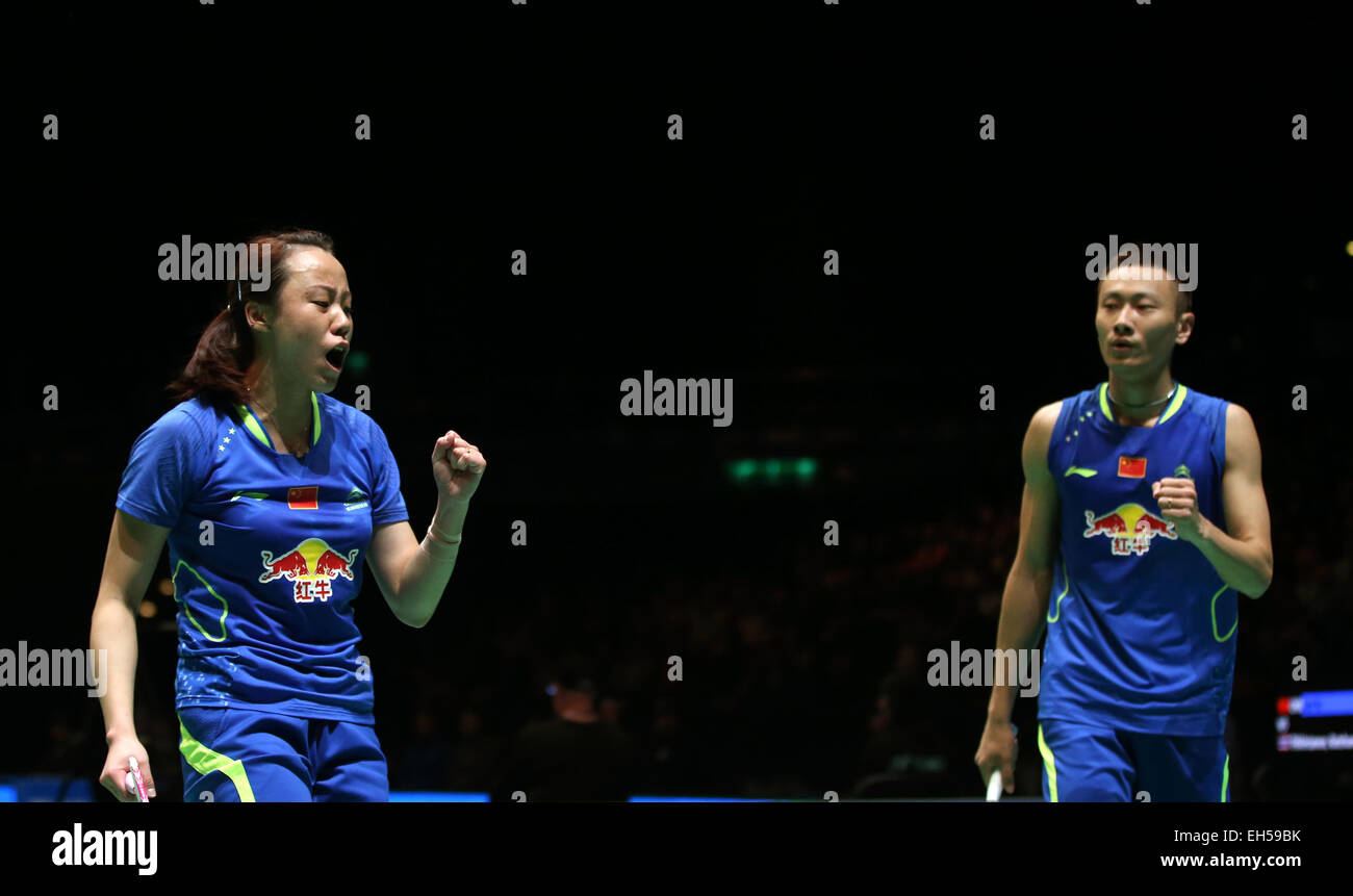 Birmingham, Gran Bretagna. 6 Mar, 2015. Zhao Yunlei (L) e Zhang Nan della Cina celebrare durante il doppio misto quarterfinal contro Ko Sung Hyun e Kim Ha Na della Corea del Sud a tutti Inghilterra aprire Badminton campionati a Barclaycard Arena di Birmingham, Gran Bretagna, il 6 marzo 2015. Zhang e Zhao ha vinto 2-0. © Han Yan/Xinhua/Alamy Live News Foto Stock