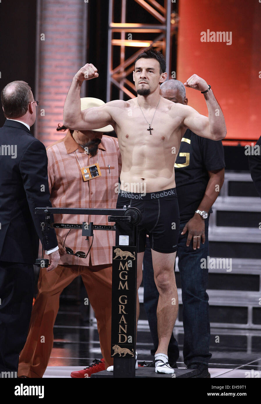 Las Vegas, Nevada, USA. 6 Mar, 2015. Boxer Robert Guerrero assiste il funzionario pesa il 6 marzo 2015 per il suo prossimo lotta con Keith Thurman alla MGM Grand Arena di Las Vegas, Nevada. Credito: Marcel Thomas/ZUMA filo/Alamy Live News Foto Stock