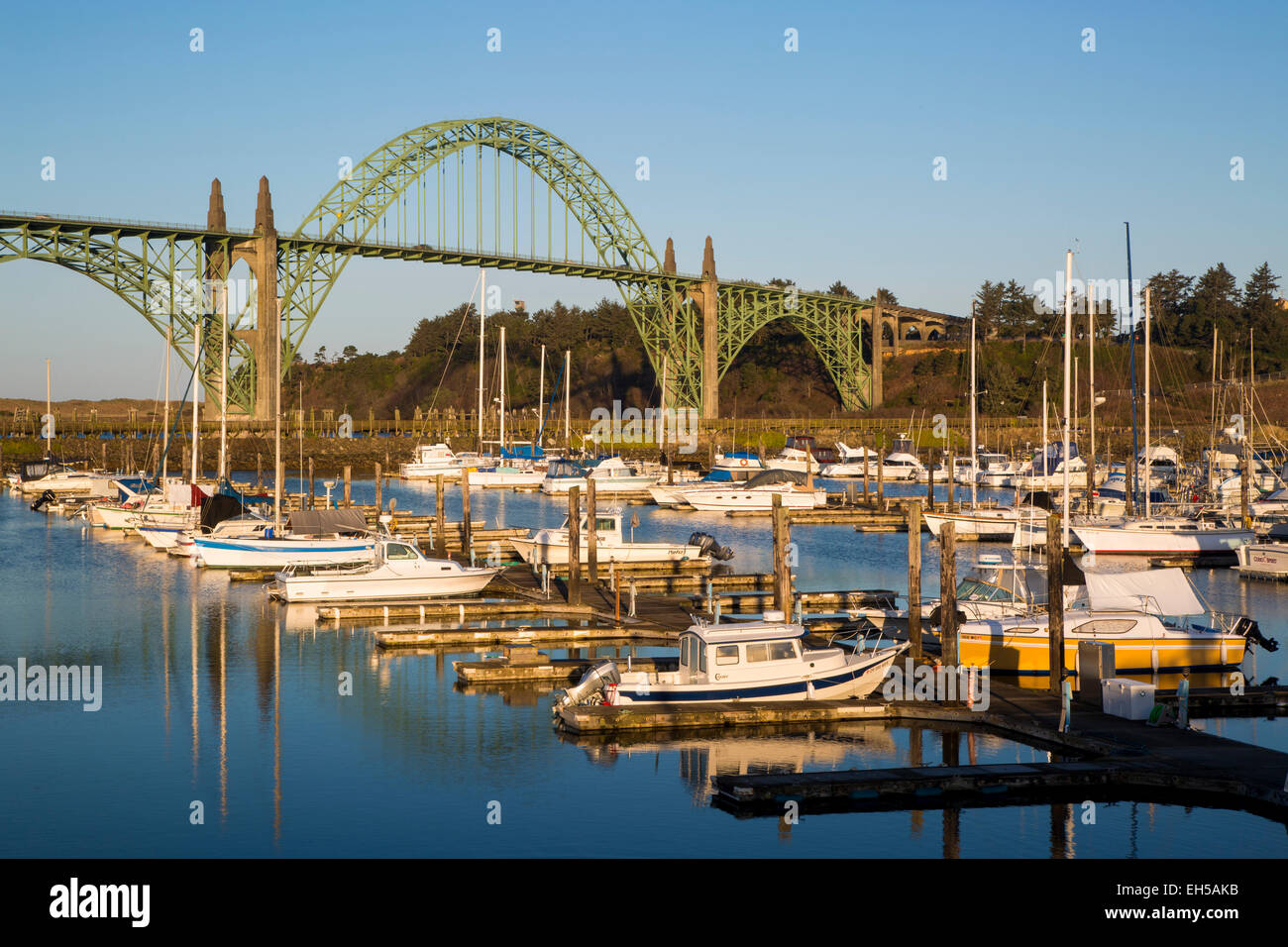 Alba in Newport Harbour con Yaquina Bay Bridge al di là, Newport, Oregon, Stati Uniti d'America Foto Stock