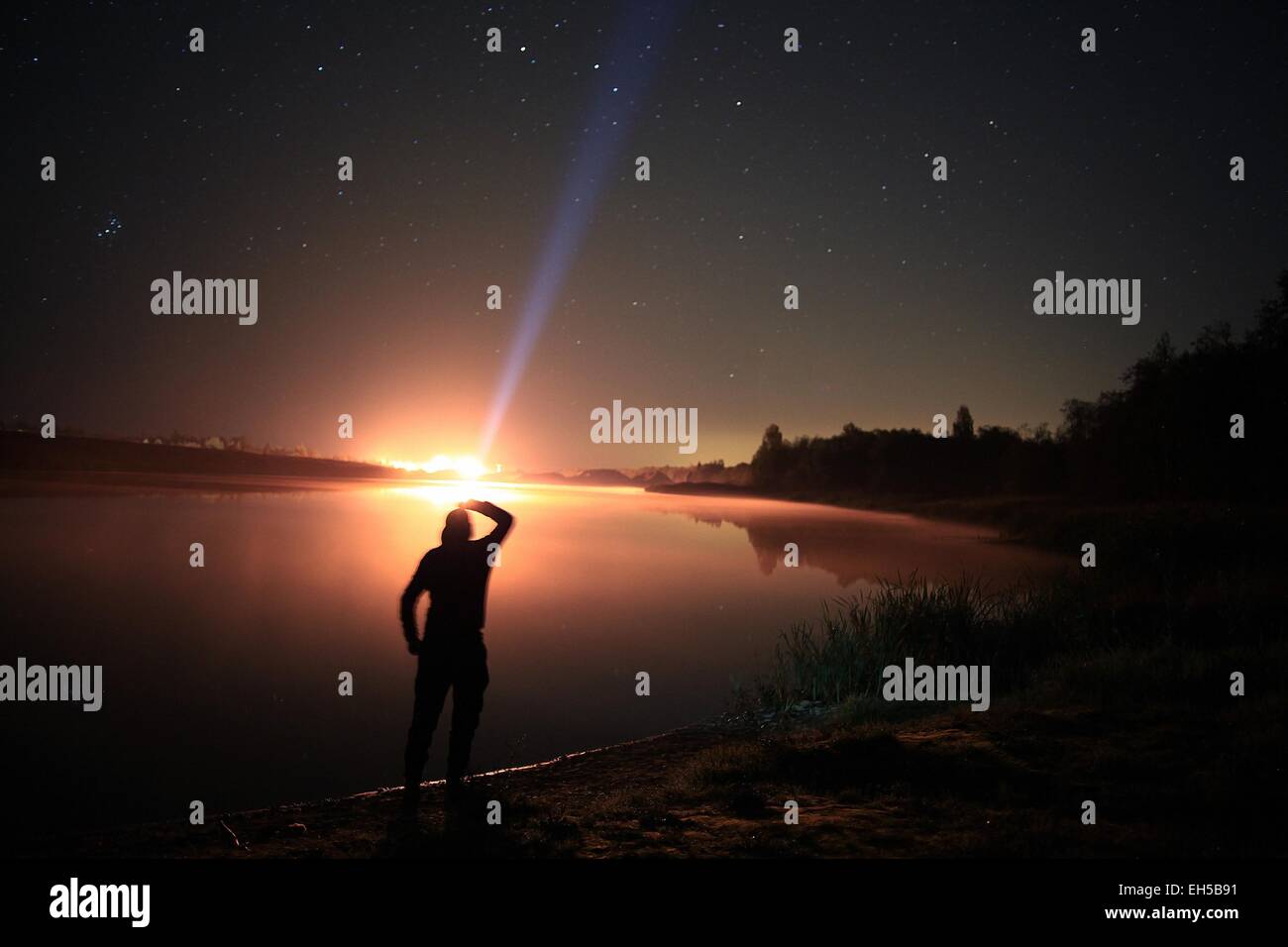 Uomo di notte al Lago di cielo stellato space alien Foto Stock