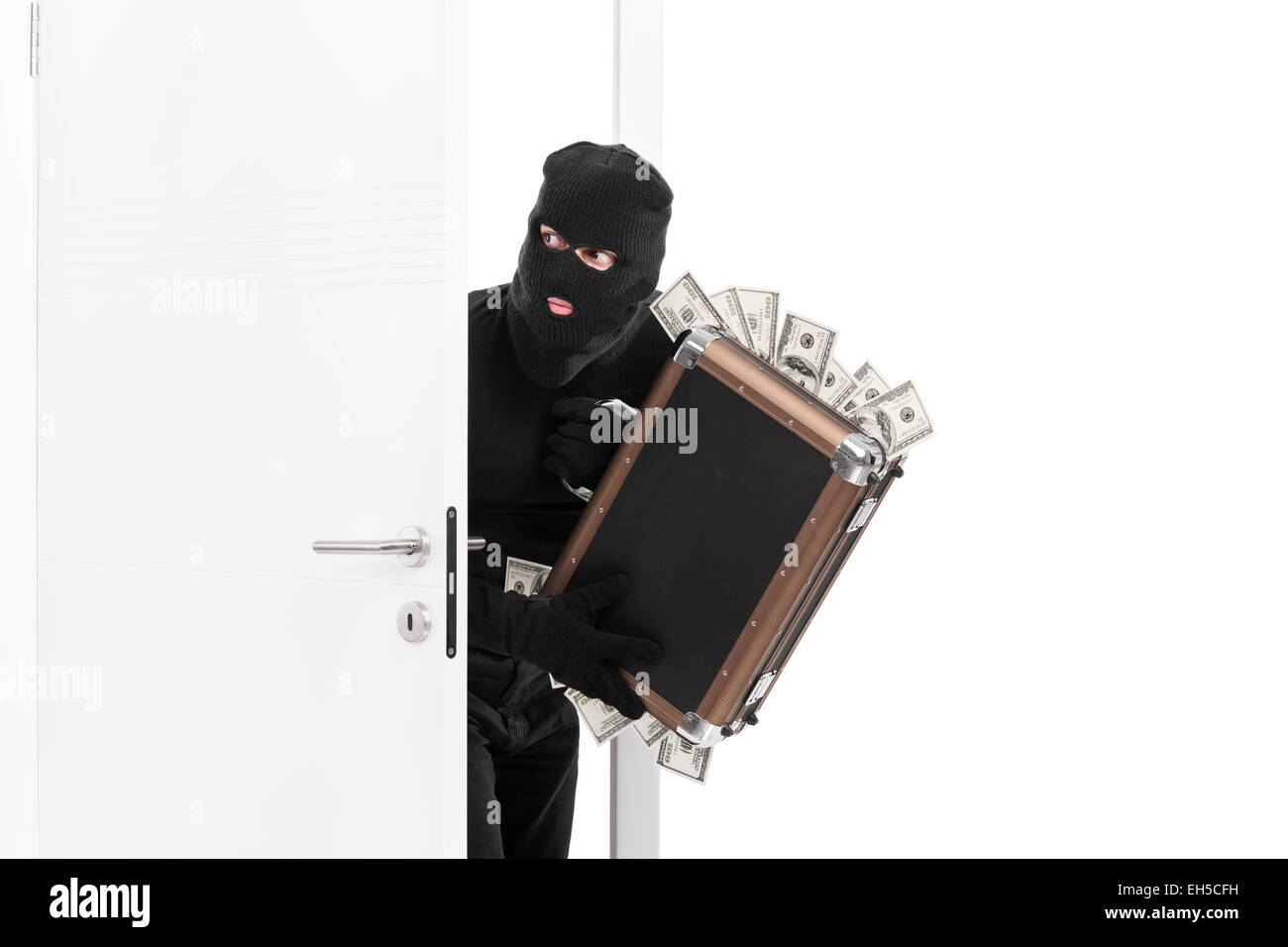 Ladro con una borsa piena di denaro entrando in una stanza isolata su sfondo bianco Foto Stock