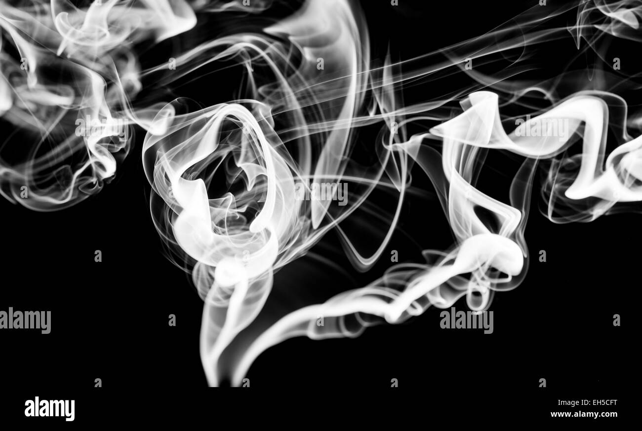 Abstract Fumo: Fumo bianco volute o curve. Su nero Foto Stock