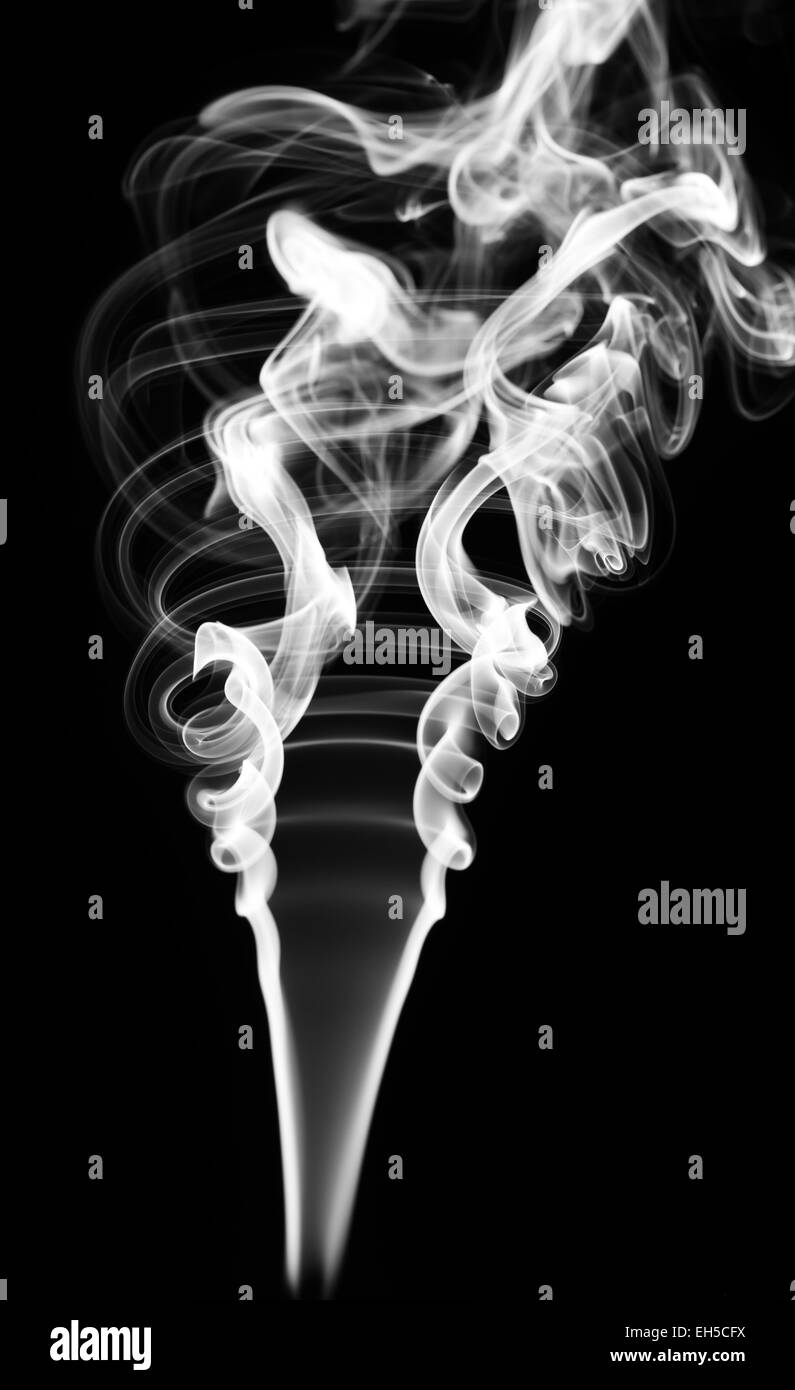Abstract il fumo bianco volute su sfondo nero Foto Stock