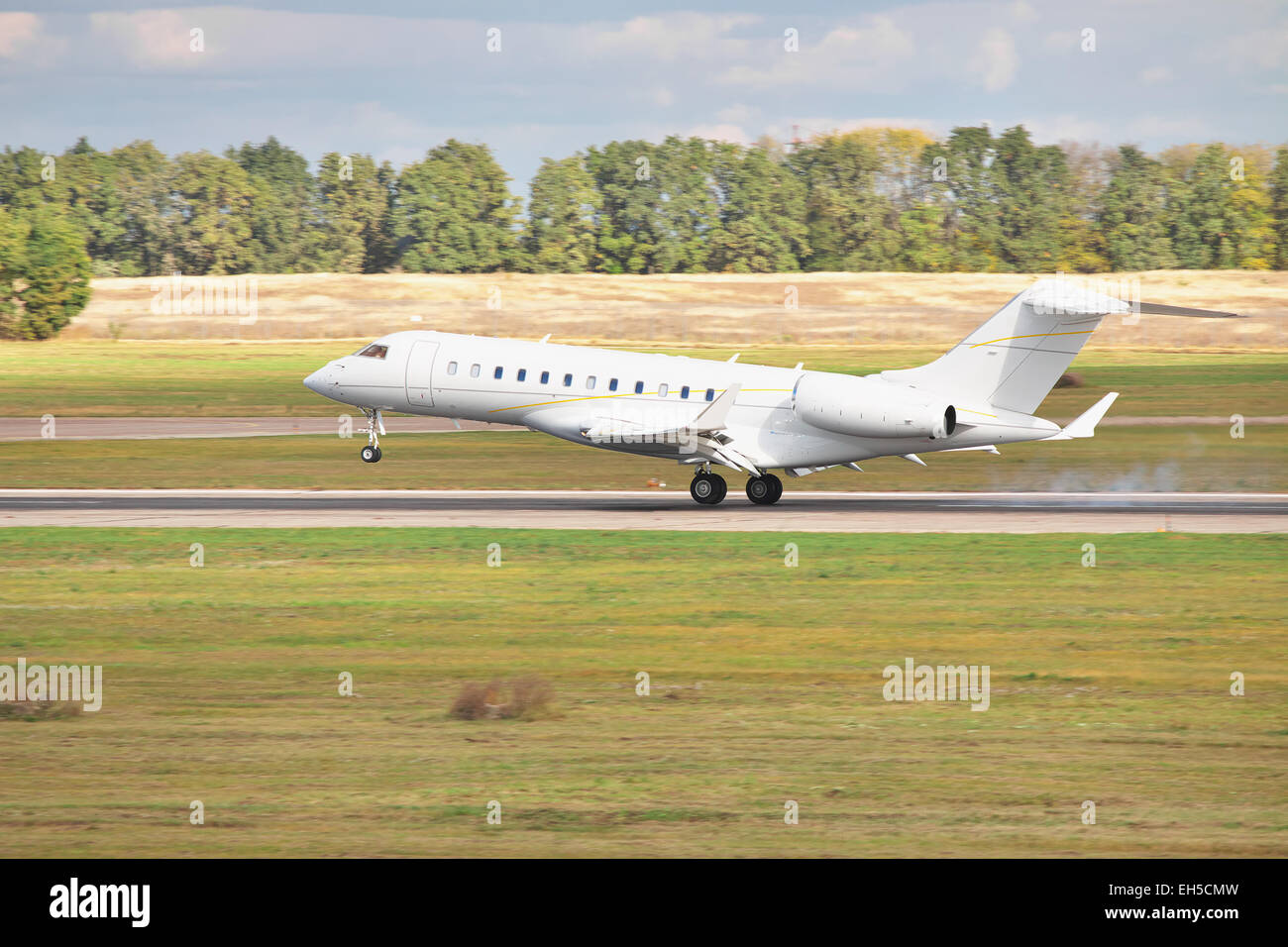 Business Jet touchdown di atterraggio all'aeroporto Foto Stock