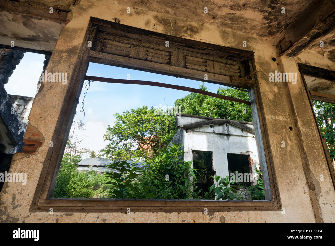 Abbandonato il francese villa coloniale in Kep, Cambogia. Foto Stock