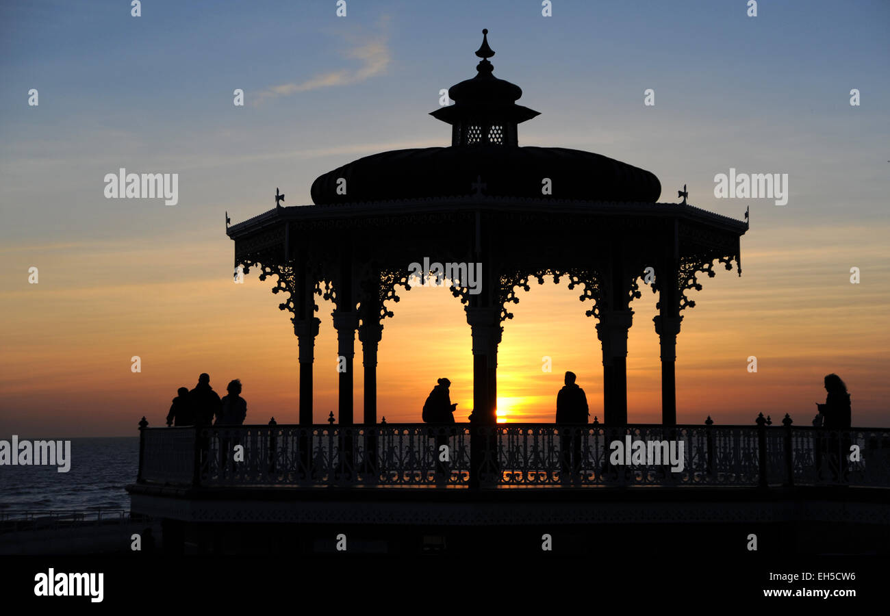 Brighton, Regno Unito. Il sole cala sotto la tribuna di Brighton mentre un'altra calda giornata di sole primaverile si avvicina al termine con altre previsioni meteorologiche simili nei prossimi giorni credito: Simon Dack/Alamy Live News Foto Stock