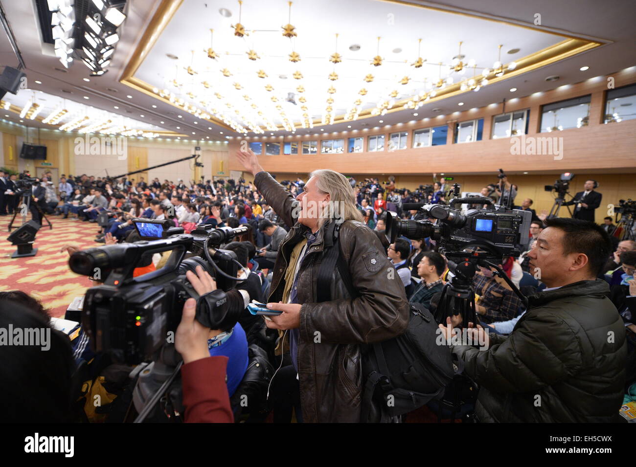 Pechino, Cina. 7 Mar, 2015. Un giornalista straniero alza le mani per porre domande nel corso di una conferenza stampa per la terza sessione del XII congresso nazionale del popolo (ANP), sulla protezione ambientale a Pechino Capitale della Cina, 7 marzo 2015. © Li Xin/Xinhua/Alamy Live News Foto Stock