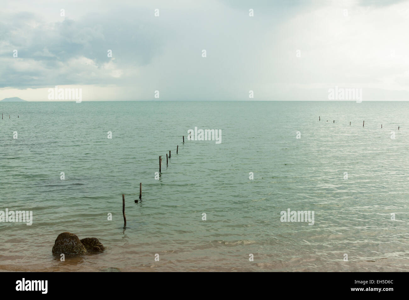 Acquazzone tropicale di avvicinamento sul mare - Isola dei conigli (Tonsay island), Kep Cambogia. Foto Stock