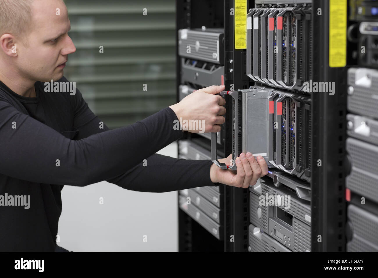 Tecnico IT / tecnico / installazione rimuove / sostituire un server in un centro dati. Foto Stock