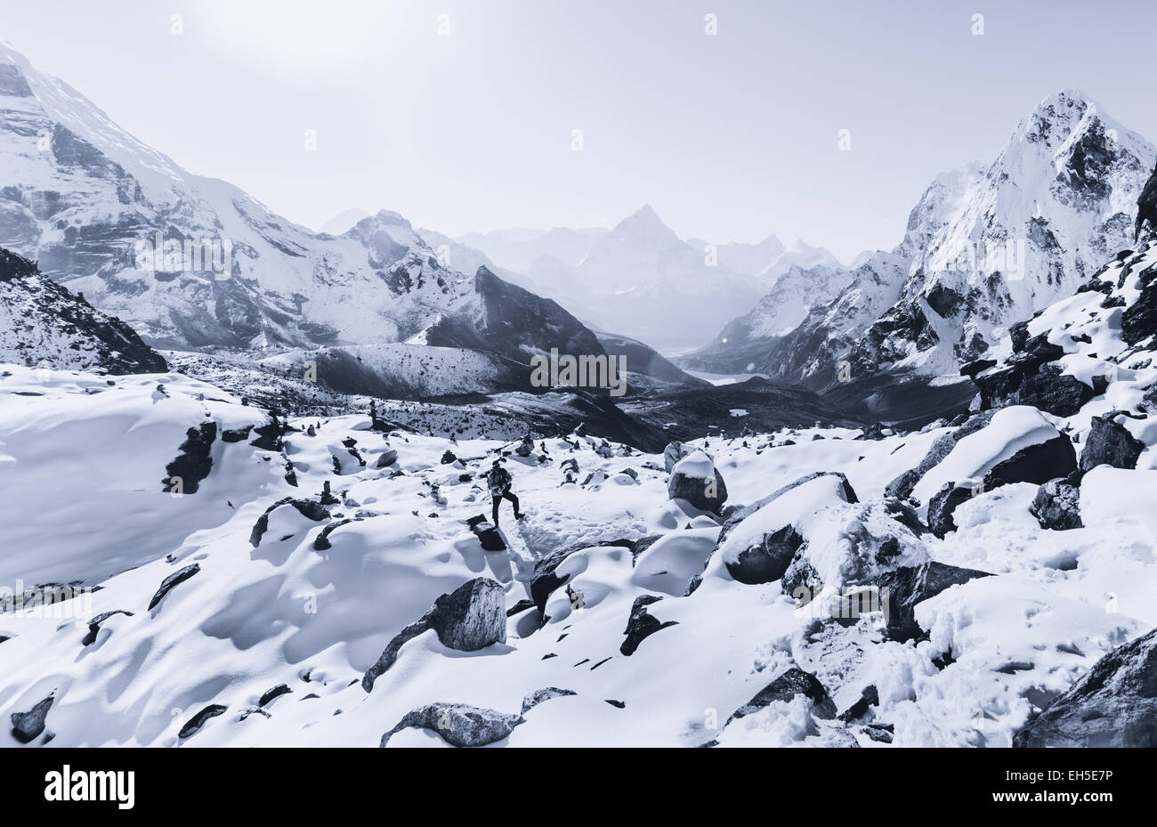 Alpinista arrampicata in Himalaya. Cho La Pass Foto Stock