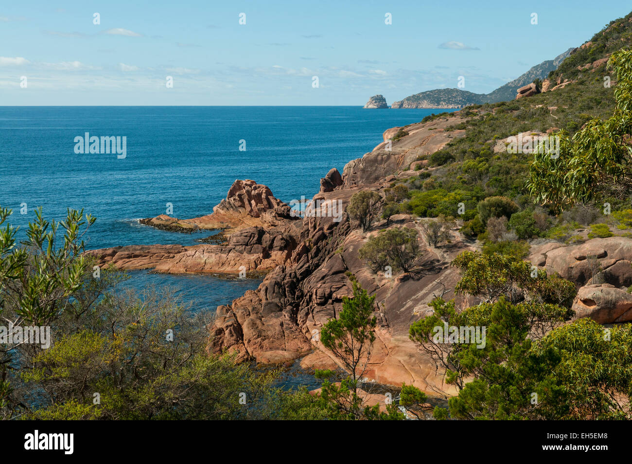 Promontorio roccioso sul sonnacchioso Bay, il Freycinet NP, Tasmania, Australia Foto Stock