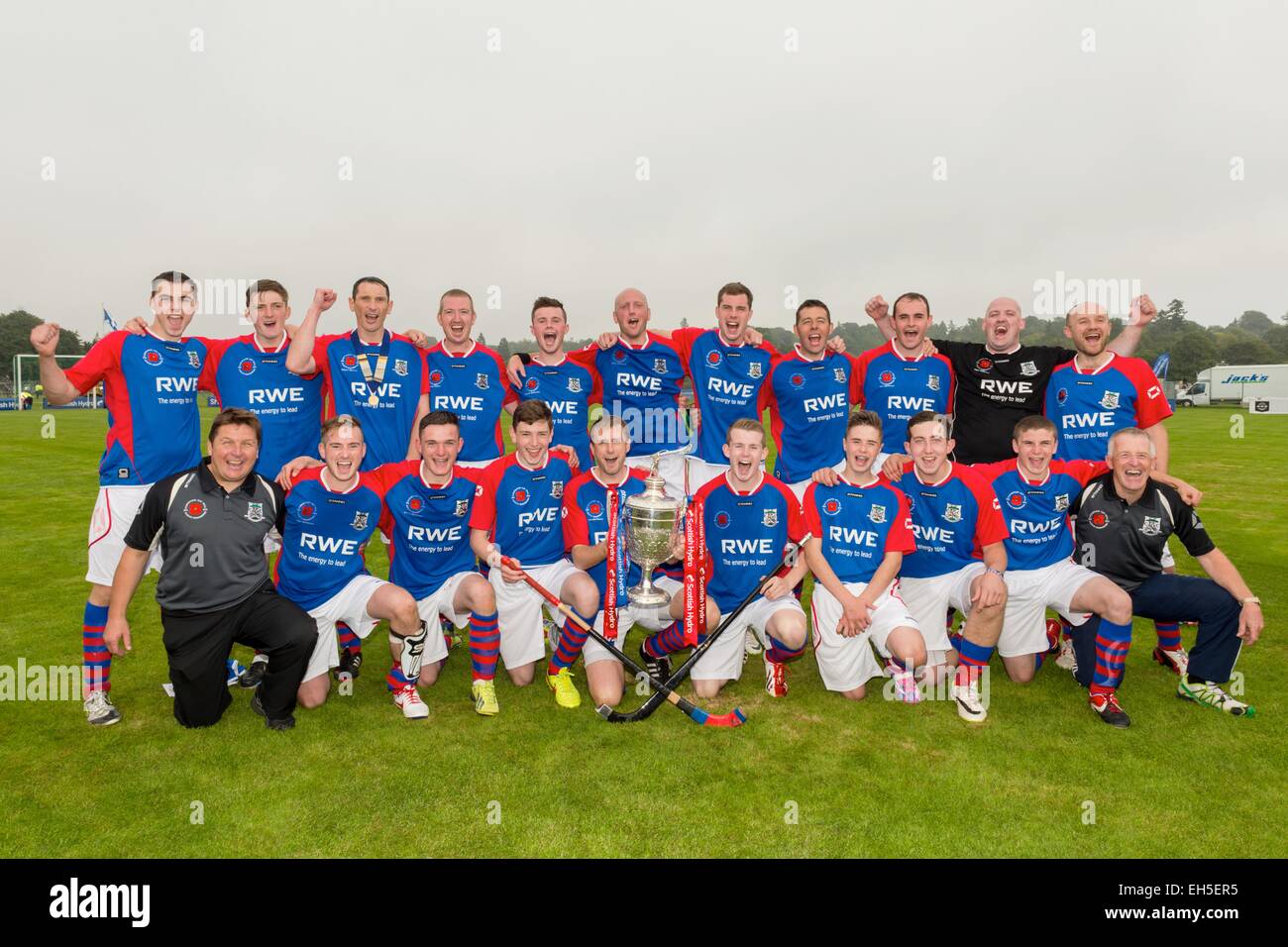 Il Vittorioso Kingussie Team. 2014 Camanachd Cup finale, Kingussie v Middlesbrough, giocato all'Bught, Inverness. Foto Stock