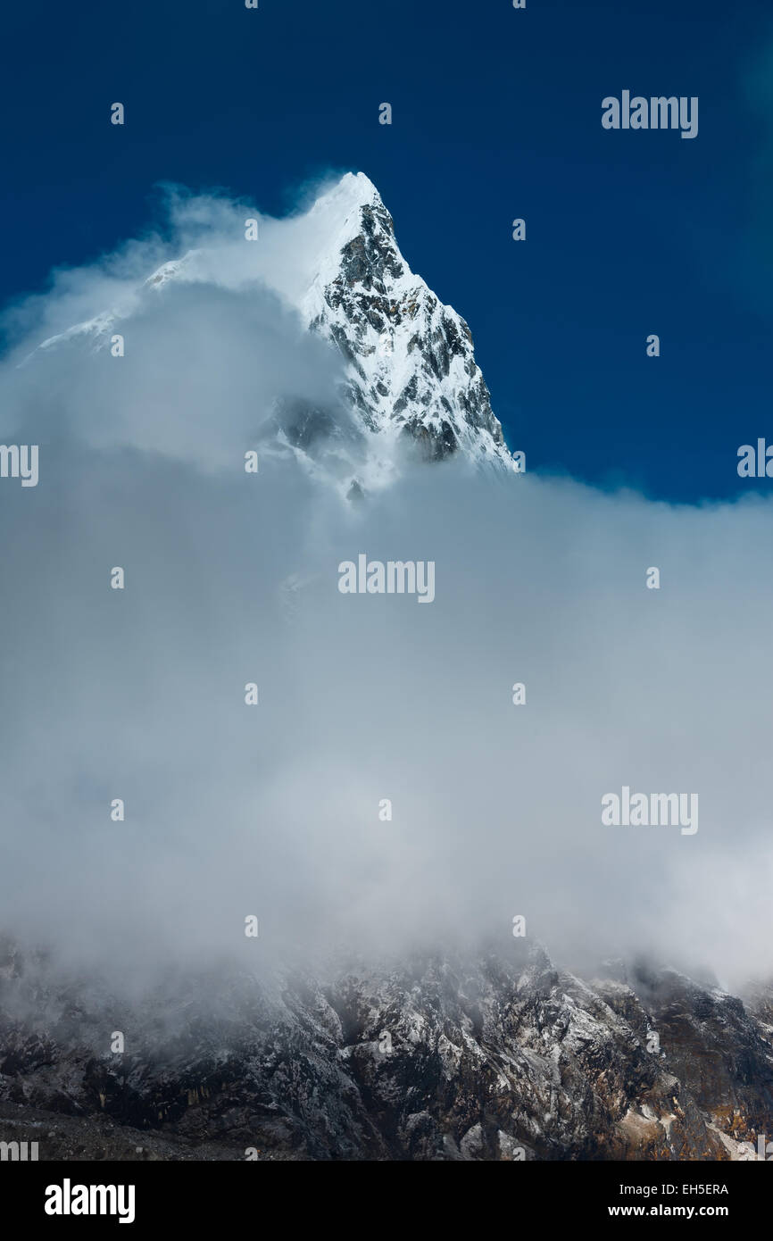 Cholatse picco di montagna nascosti in nubi. Himalaya Foto Stock