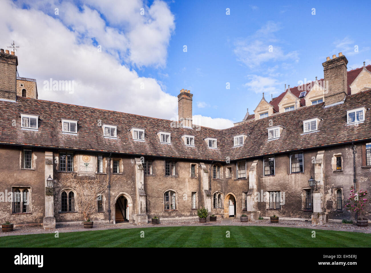 Antica Corte, il Corpus Christi College di Cambridge, risalente al 1350's. Il vecchio Laboratorio Cavendish è visibile dietro. Foto Stock