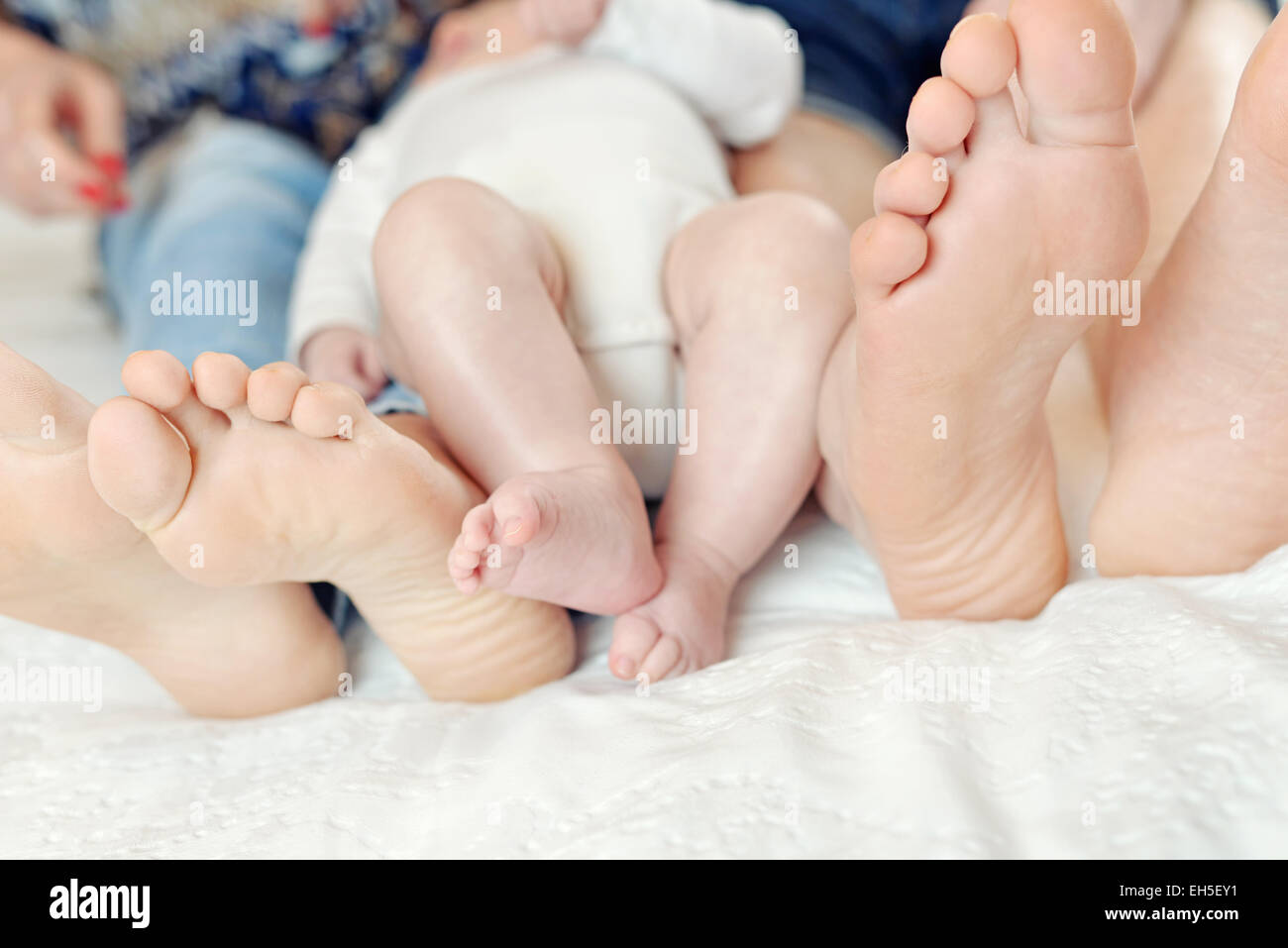 Piedi madre, padre e figlio in una famiglia amorevole orientamento Foto Stock