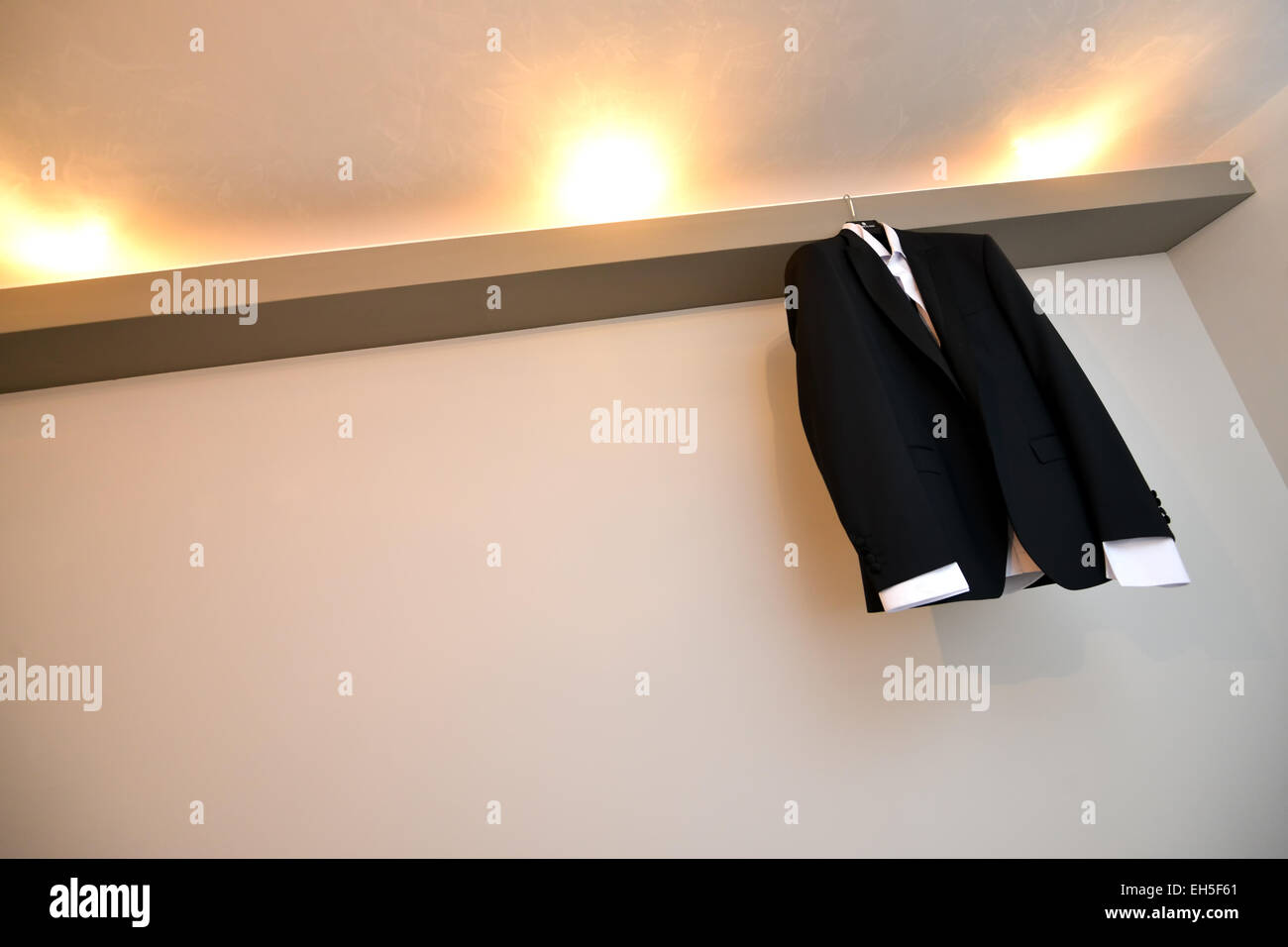 Appendere lo sposo abito Foto Stock