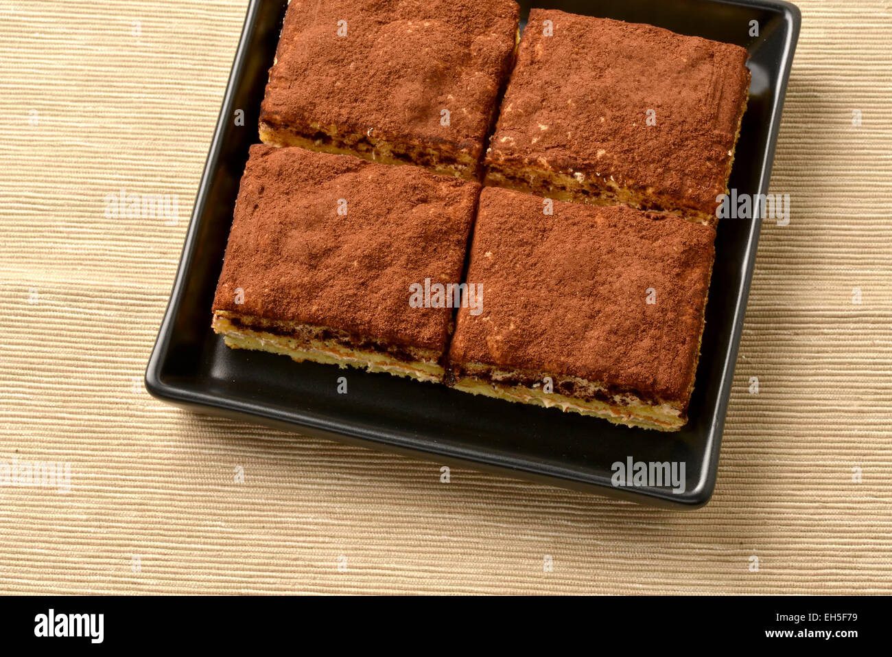 Chiusura del tiramisù torta con cacao; messa a fuoco selettiva. Foto Stock