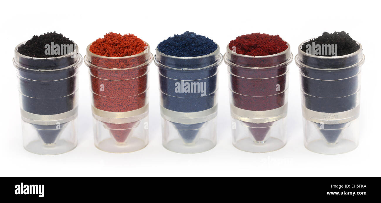 Tessile polvere di colore in vasi di plastica Foto Stock
