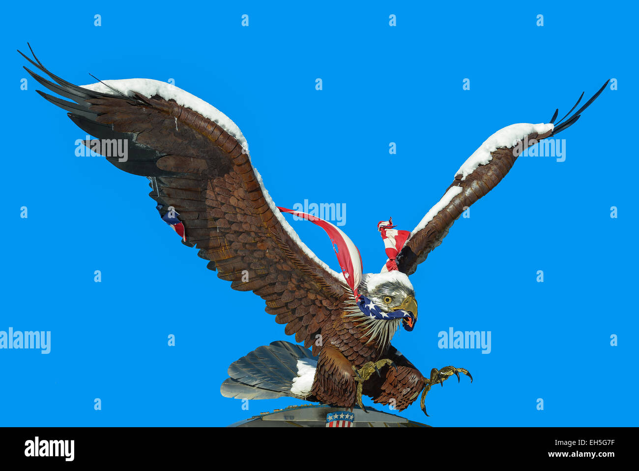 Statua di aquila con bandiera degli stati uniti nel suo becco Foto Stock