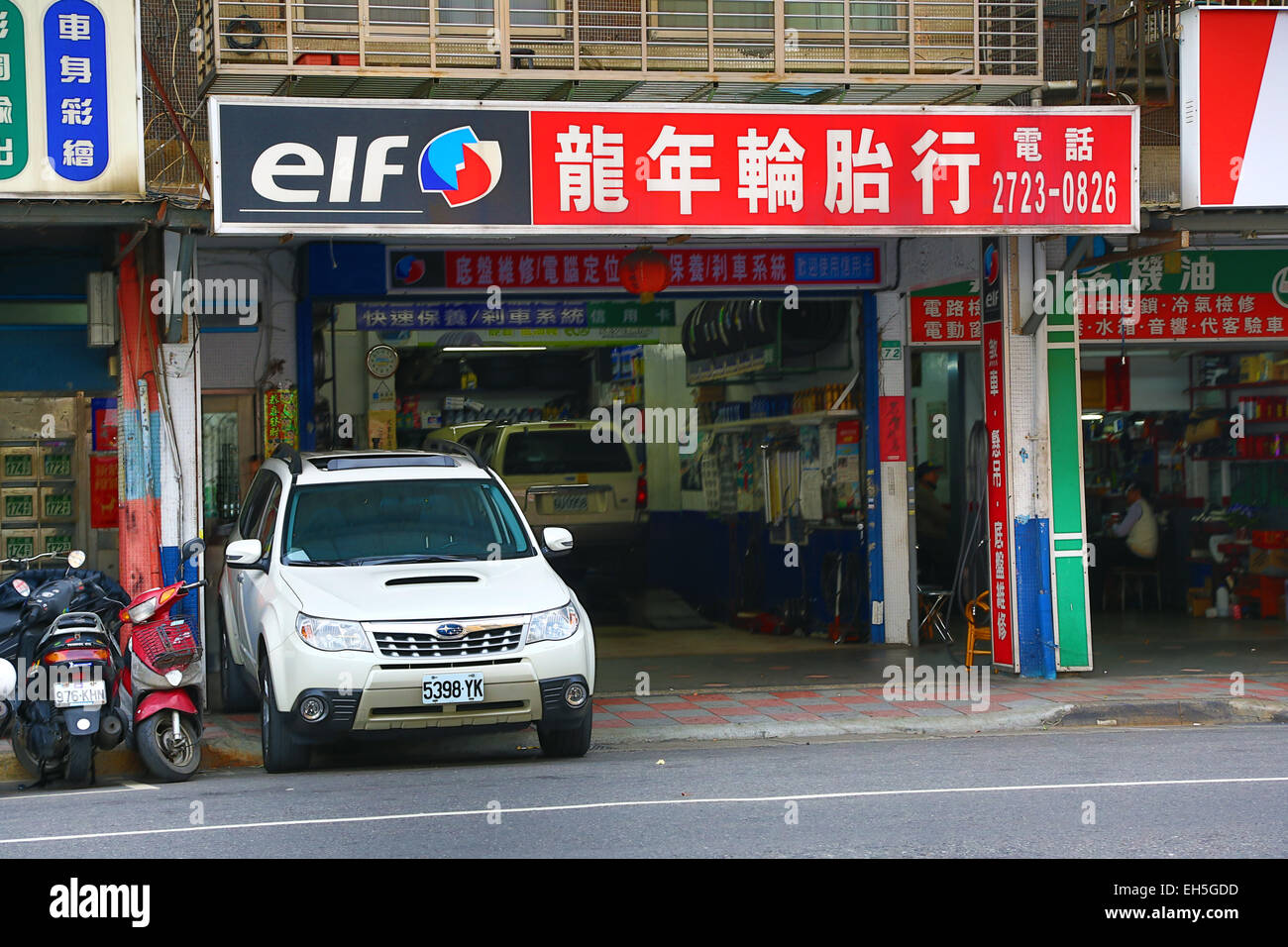 Elf garage auto con segni cinesi, Taipei, Taiwan Foto Stock