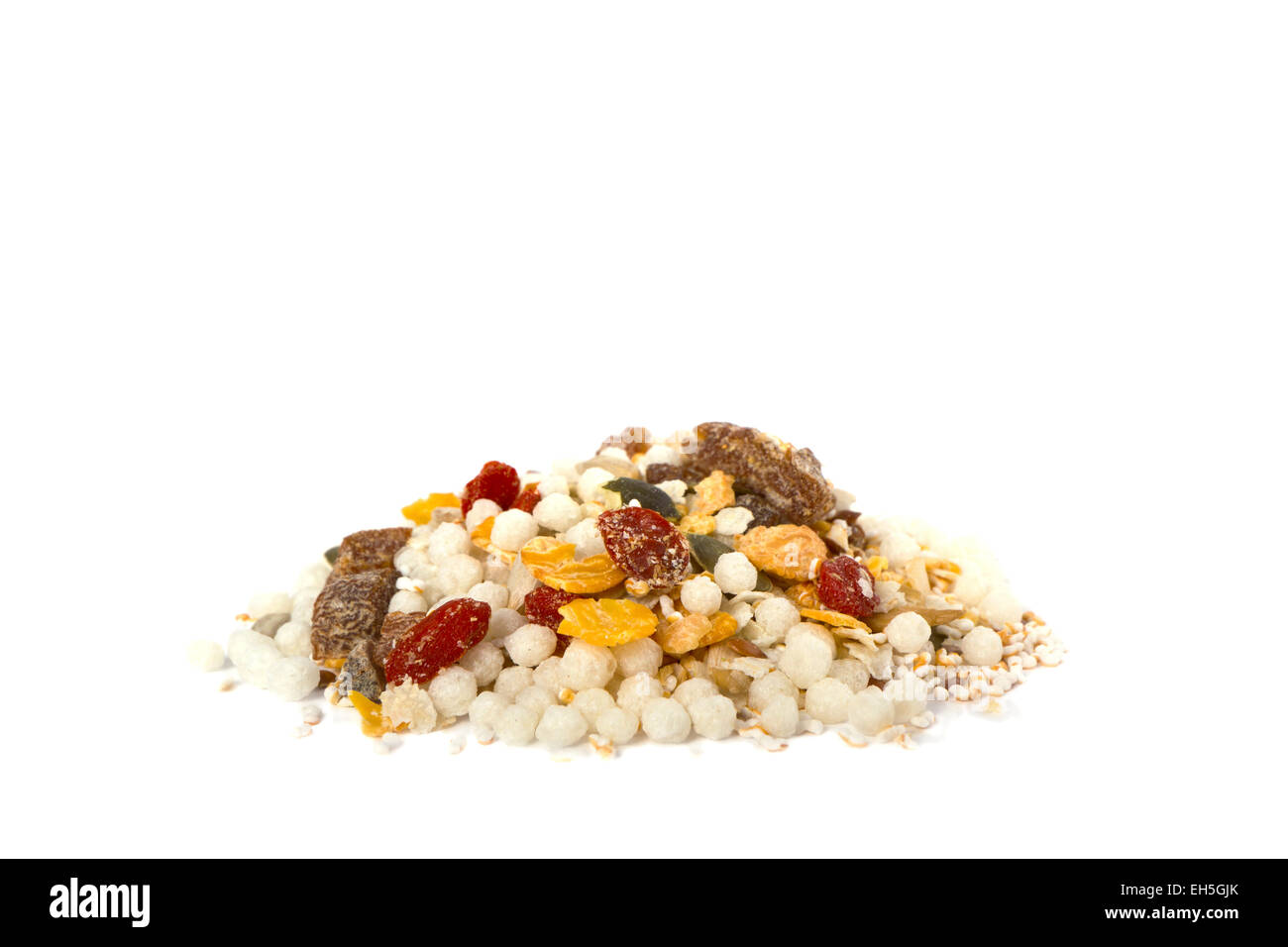 Vista laterale di una pila di cereali organici con uvetta e frutta secca su sfondo bianco. Contiene ad alto contenuto di proteine e fibre. N. Foto Stock