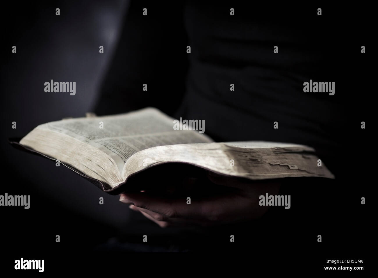 Un close-up di una donna cristiana della lettura della Bibbia. Girato con Canon 85mm 1,2L. Molto leggera profondità di campo. Foto Stock