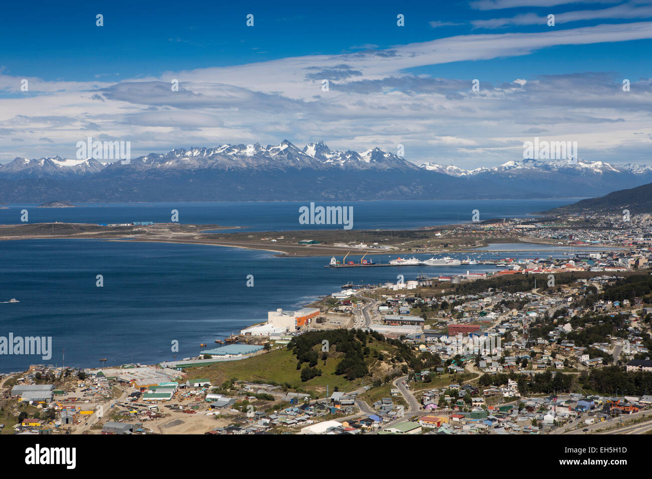 Argentina, Tierra del Fuego, Ushuaia, vista in elevazione, con montagne cileno Foto Stock