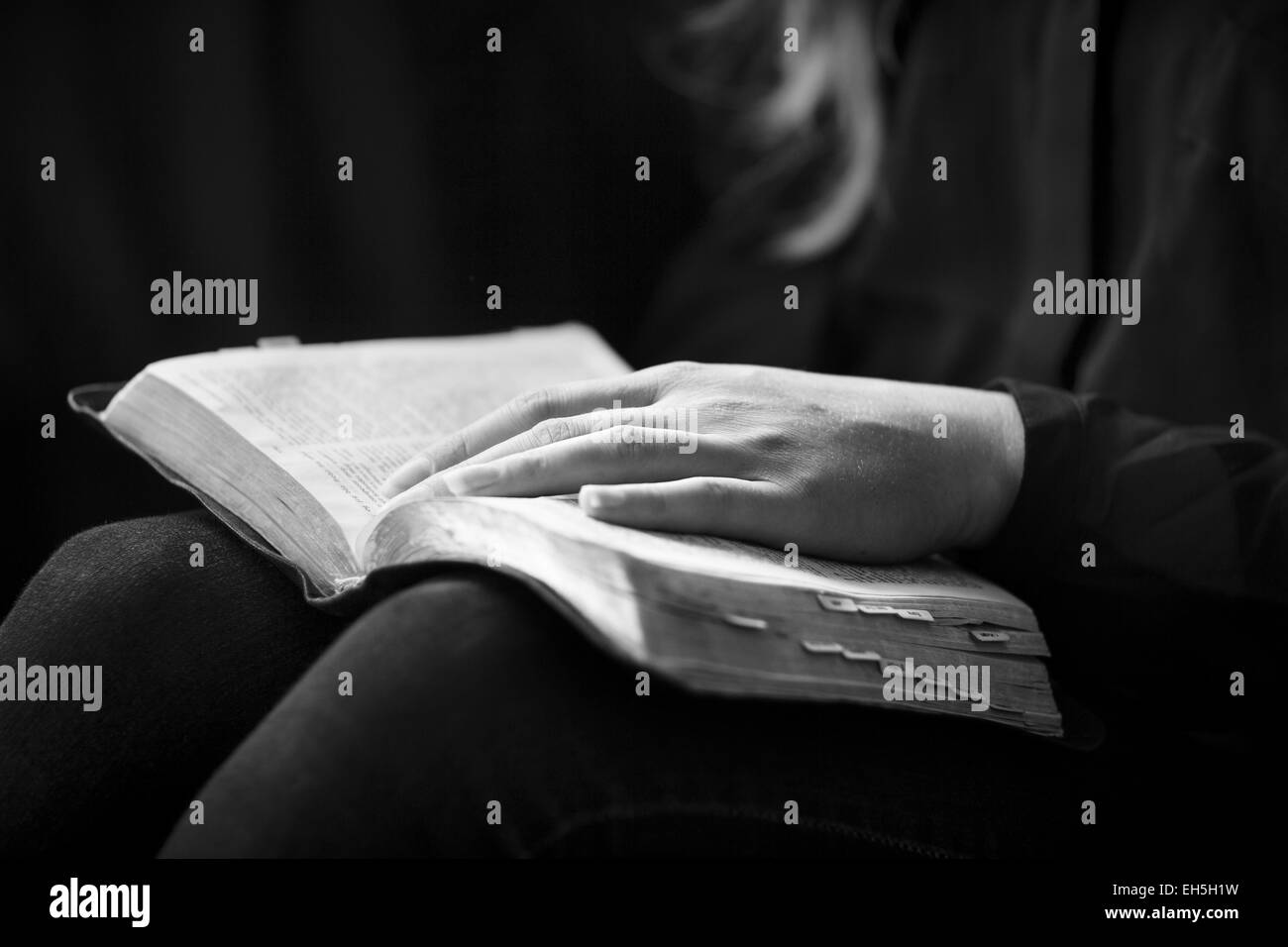 Un close-up di una donna cristiana della lettura della Bibbia. Molto leggera profondità di campo. Foto Stock