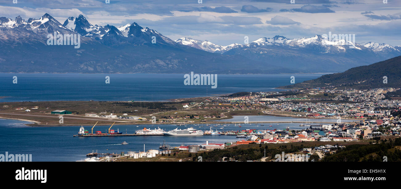 Argentina, Tierra del Fuego, Ushuaia, elevati vista panoramica di toen e passaggio di Beagle Foto Stock