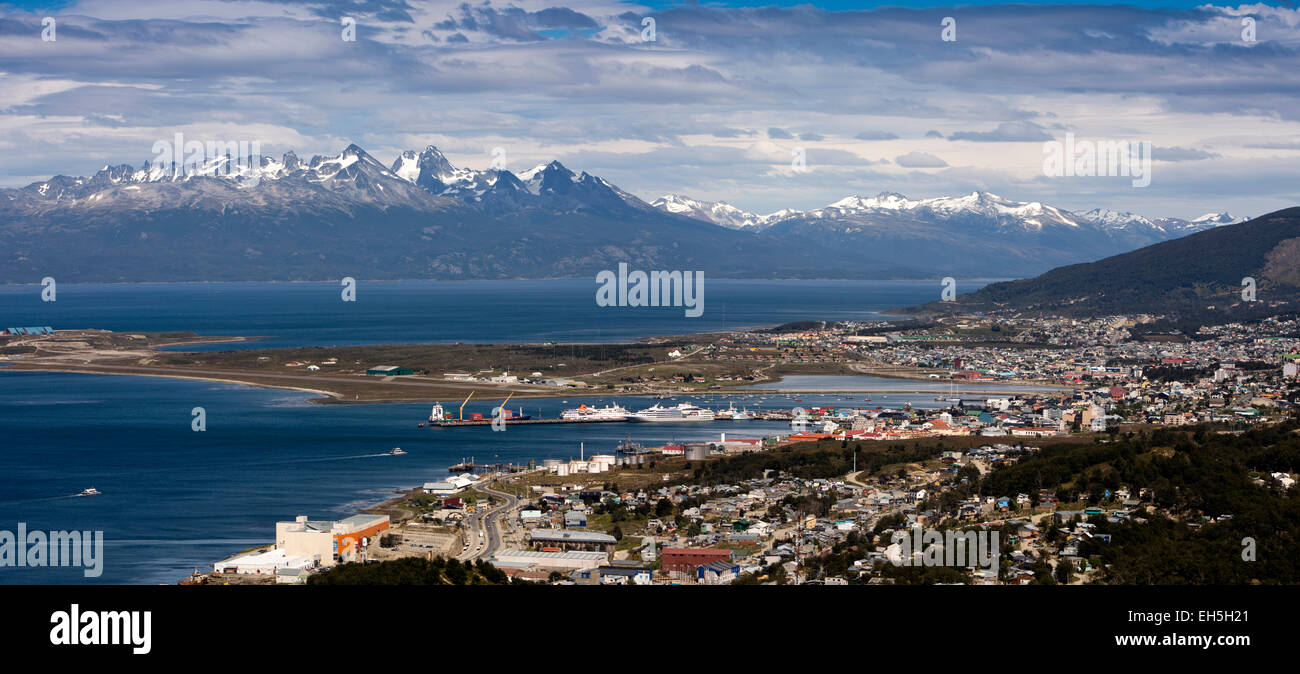 Argentina, Tierra del Fuego, Ushuaia, elevati vista panoramica di toen e passaggio di Beagle Foto Stock