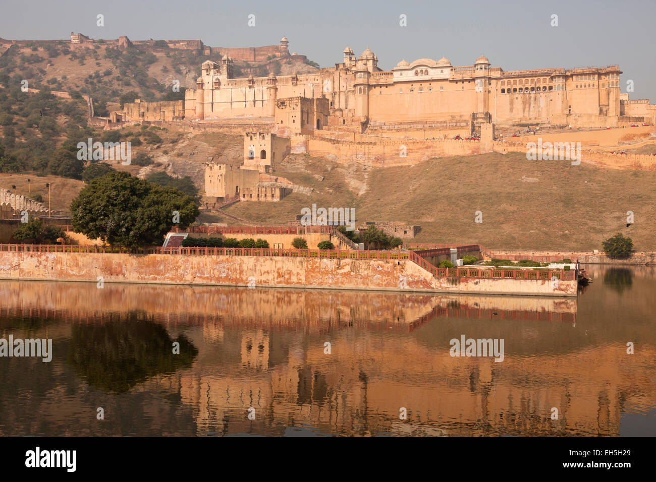 Amer Palace o Forte Amber e il Lago Maota, Jaipur, Rajasthan, India Foto Stock