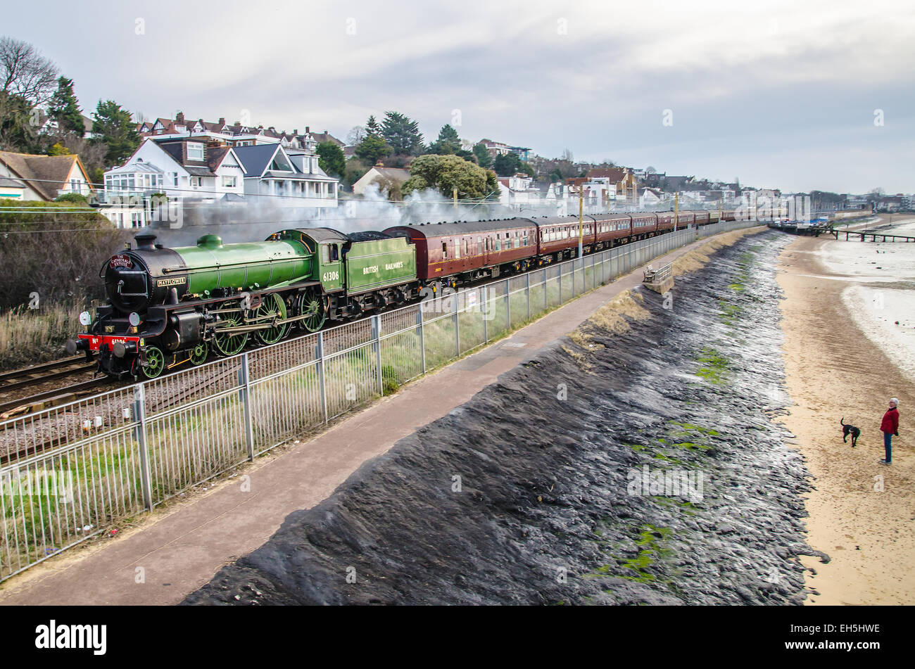Locomotiva a vapore LNER B1 Classe Mayflower. Qui la mattina presto corre lungo la costa dell'estuario del Tamigi vicino alla stazione di Chalkwell, Essex, Regno Unito Foto Stock