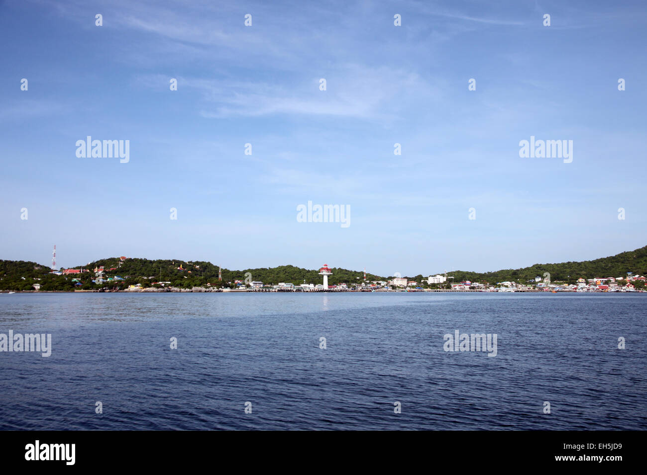 Il mare e le coste in un giorno chiaro hanno un cielo blu sullo sfondo. Foto Stock