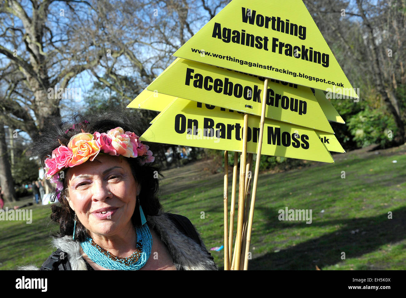 Londra, Regno Unito. Il 7 marzo 2015. Tish età 65 percorsa da Brighton oggi per partecipare al "tempo di cambiare' il cambiamento climatico dimostrazione. I dimostranti hanno una chiara domanda che i politici che cercano elezione deve agire sul cambiamento climatico. Credito: Gordon Scammell/Alamy Live News Foto Stock