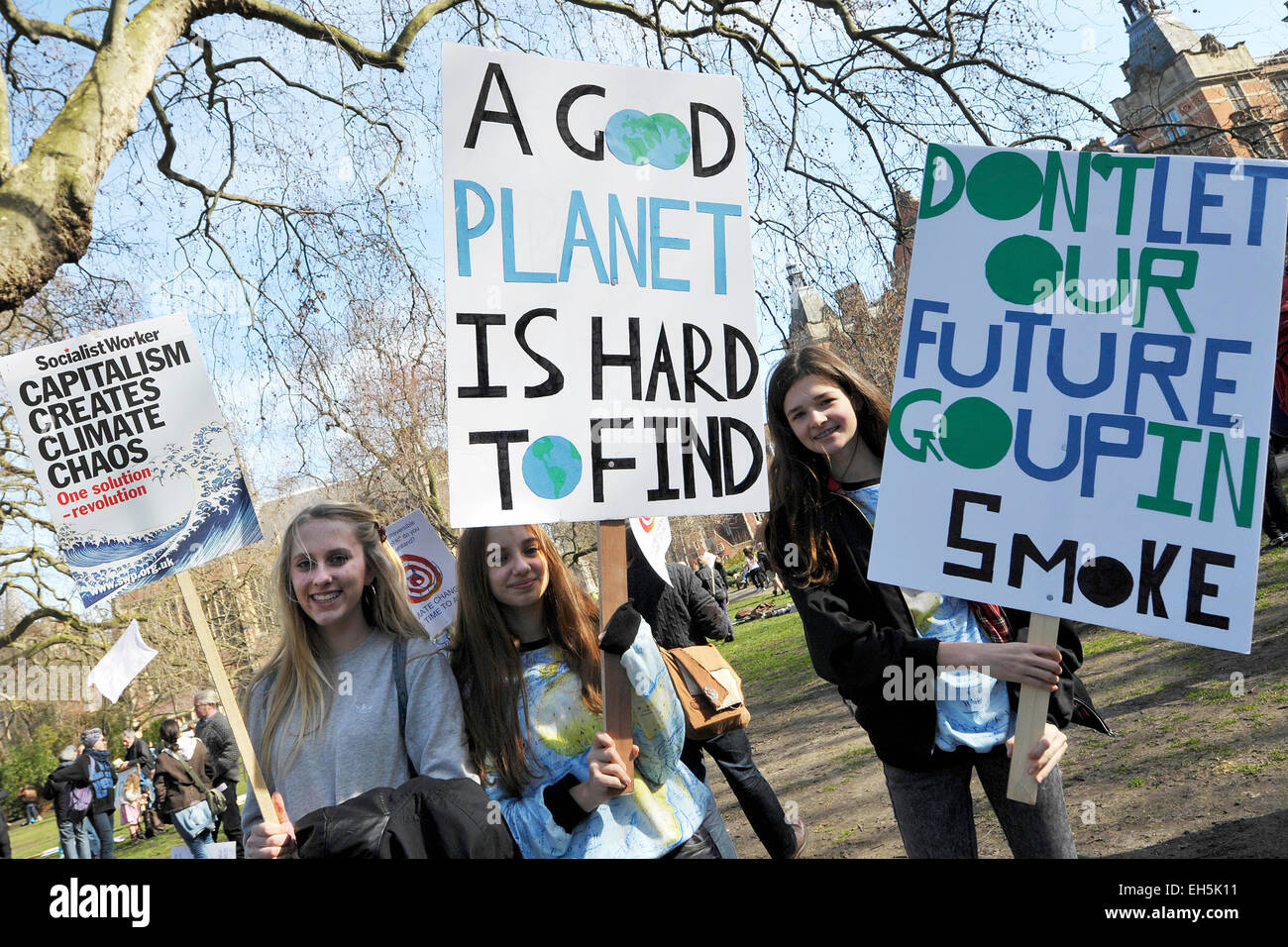 Londra, Regno Unito. Il 7 marzo 2015. Ambra anni 14, Giada di età compresa tra i 14 e Alice invecchiato 15 prendere per le strade di oggi come parte del 'Tempo di modifica' il cambiamento climatico dimostrazione. I dimostranti hanno una chiara domanda che i politici che cercano elezione deve agire sul cambiamento climatico. Credito: Gordon Scammell/Alamy Live News Foto Stock