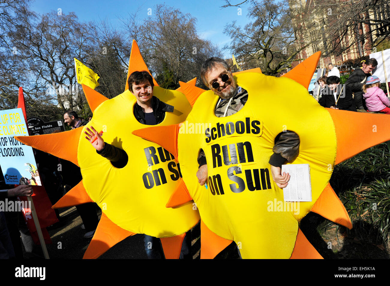 Londra, Regno Unito. Il 7 marzo 2015. Ted e Stanley da Amici della Terra prendere per le strade di Londra con una chiara richiesta che i politici che cercano elezione deve agire sul cambiamento climatico. Credito: Gordon Scammell/Alamy Live News Foto Stock