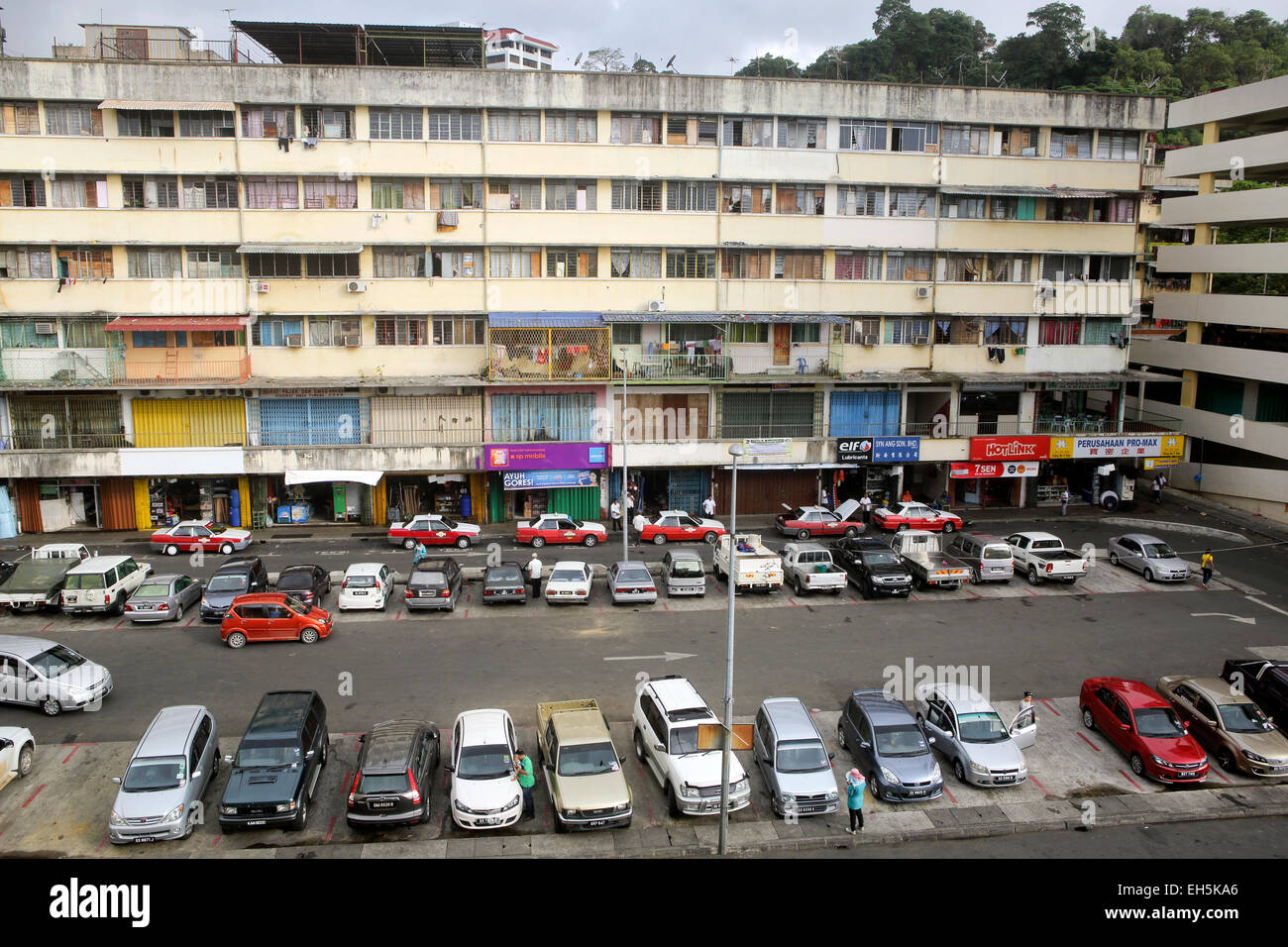 Città centrale di parcheggio e appartamento edificio nel centro di Sandakan, Borneo Foto Stock