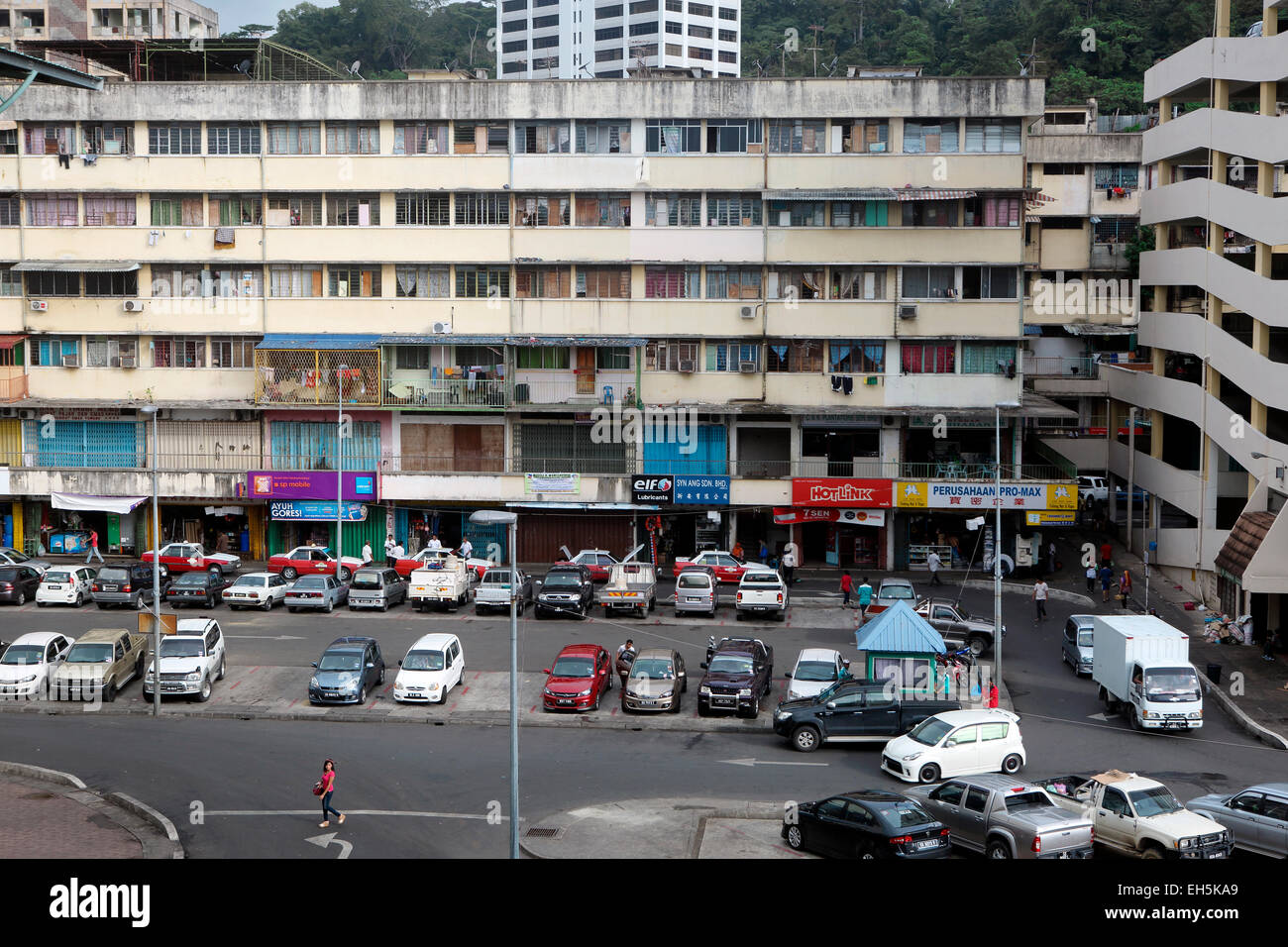 Città centrale di parcheggio e appartamento edificio nel centro di Sandakan, Borneo Foto Stock