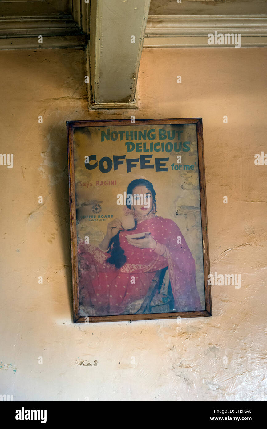 Un vecchio poster all'interno del caffè indiano House on The Mall, Shimla, Himachal Pradesh, India Foto Stock