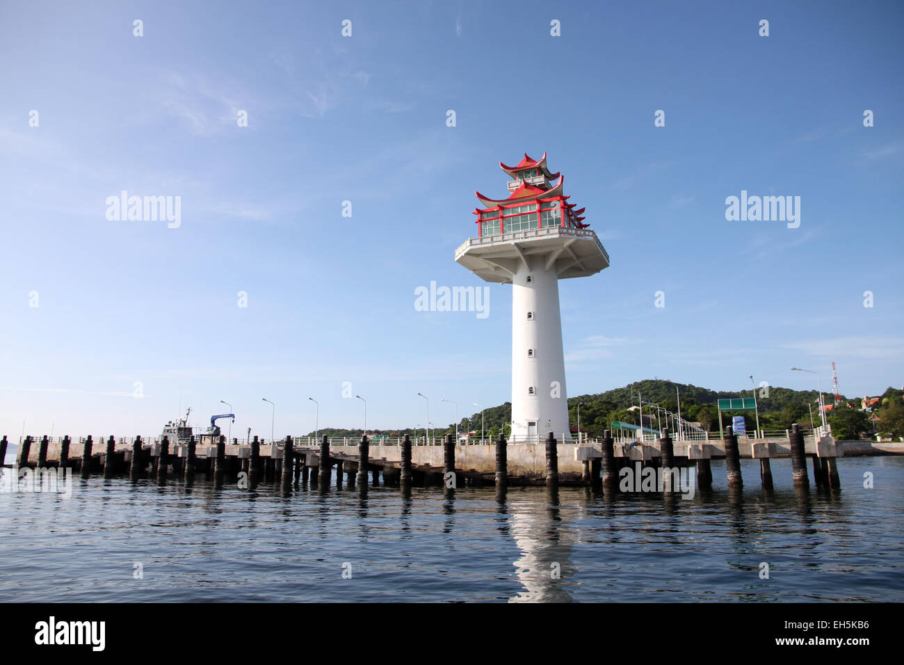 Faro sulla zona costiera e cielo blu sullo sfondo. Foto Stock