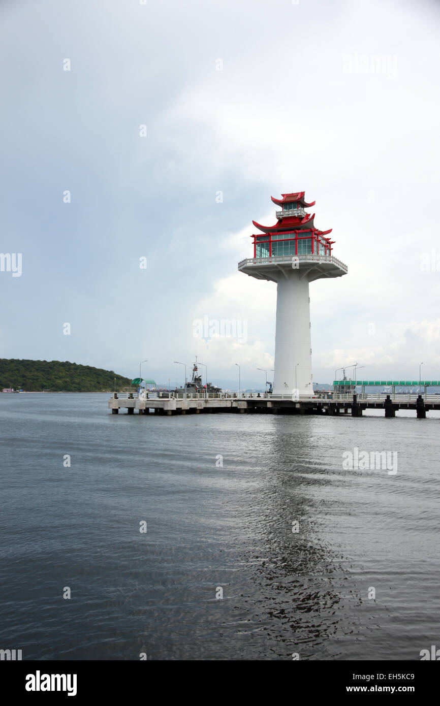 Faro sulla zona costiera e cielo nuvoloso sfondo. Foto Stock