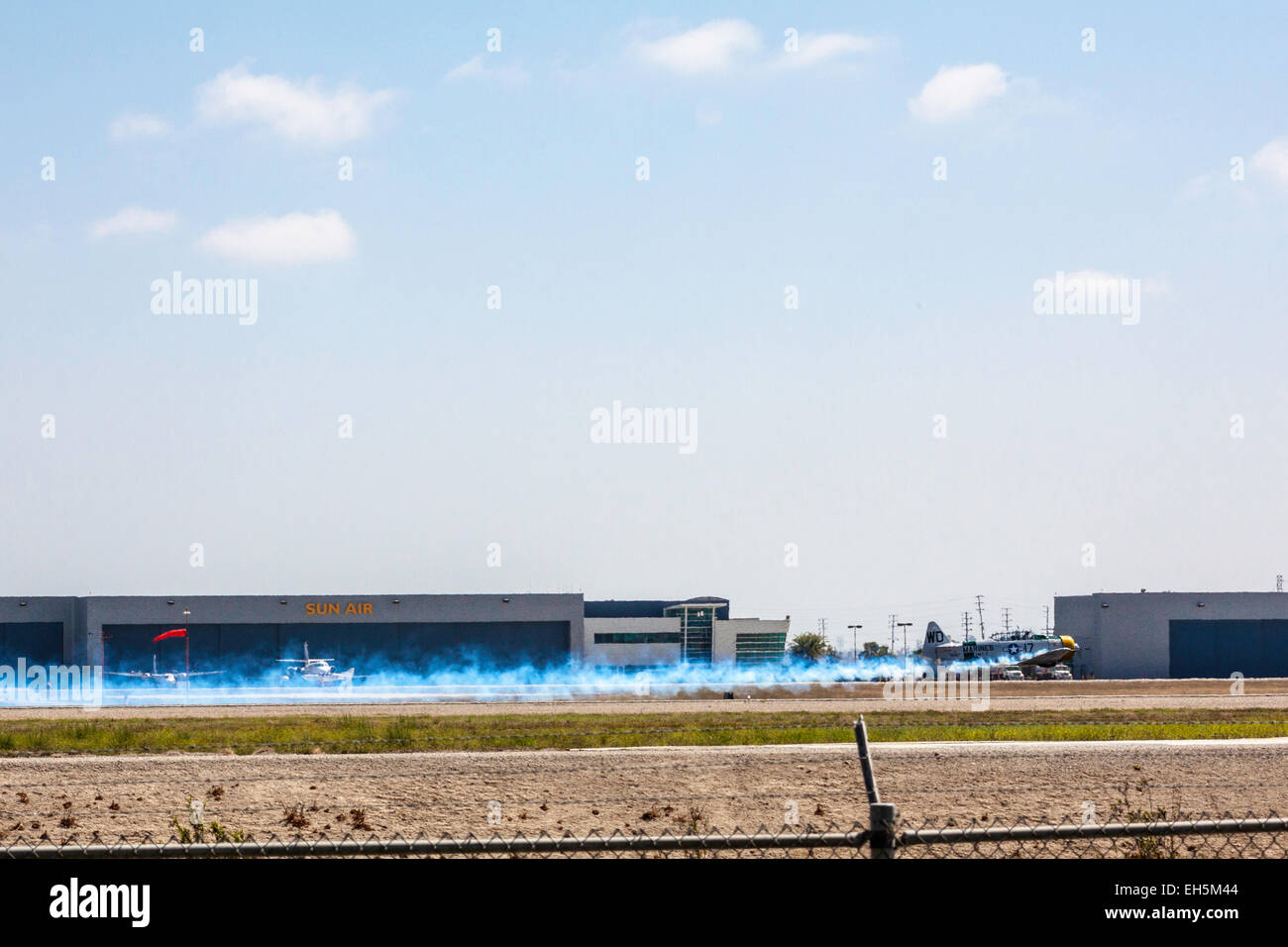 Un aereo di eseguire acrobazie in corrispondenza delle ali su Camarillo Air show in Camarillo California Foto Stock