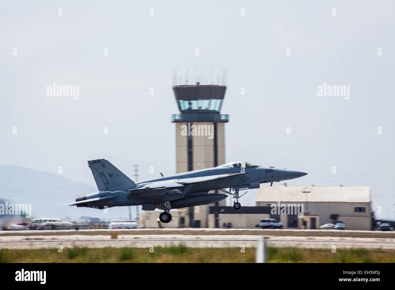 Un McDonnell Douglas FA-18 prendendo il largo in corrispondenza delle ali su Camarillo Air Show nel 2011 Foto Stock