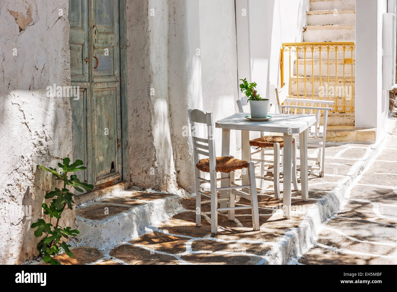 Tavolo e sedie al di fuori di una tipica casa a Mykonos, Cicladi Grecia Foto Stock