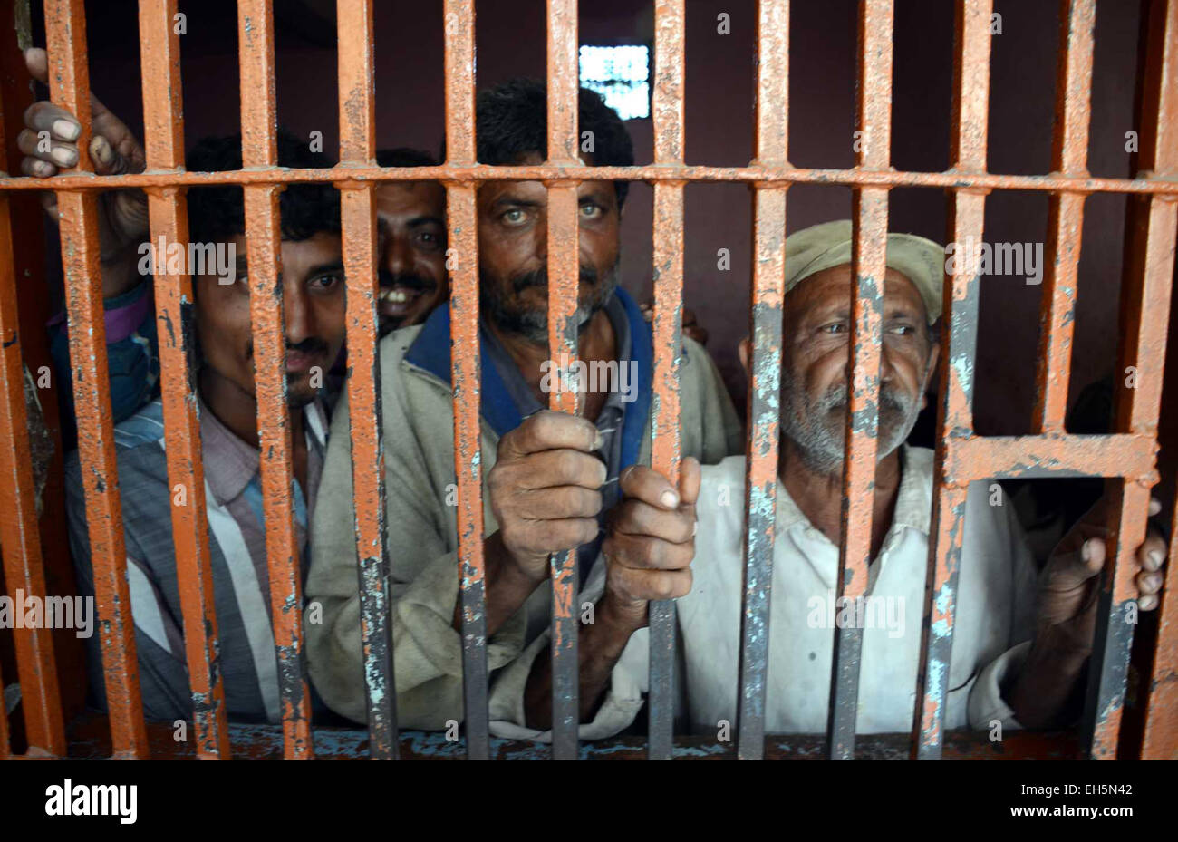Karachi. 6 Mar, 2015. Arrestati i pescatori indiani sono tenute in un collegamento meccanico in corrispondenza di una stazione di polizia nel sud del Pakistan città portuale di Karachi, 6 marzo 2015. Le autorità pachistane hanno il venerdì arrestati 46 pescatori indiani e sequestrato le loro barche per presunta violazione del paese delle acque territoriali nel Mar Arabico, hanno detto i funzionari. © Arshad/Xinhua/Alamy Live News Foto Stock