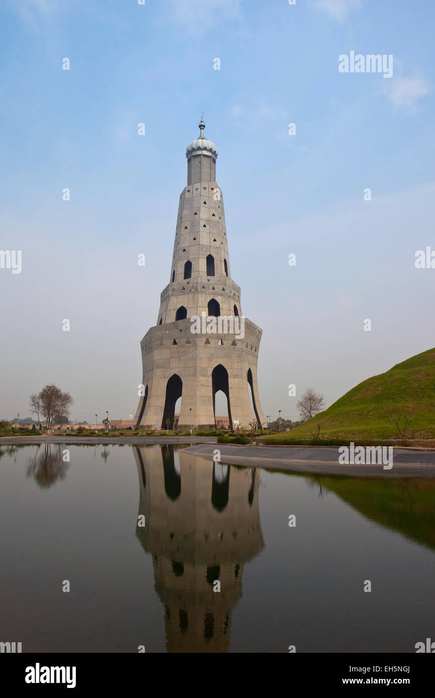 La bella architettura del Baba Banda Singh Bahadur memorial gardens nel quartiere di Mohali Chandigarh Punjab Foto Stock