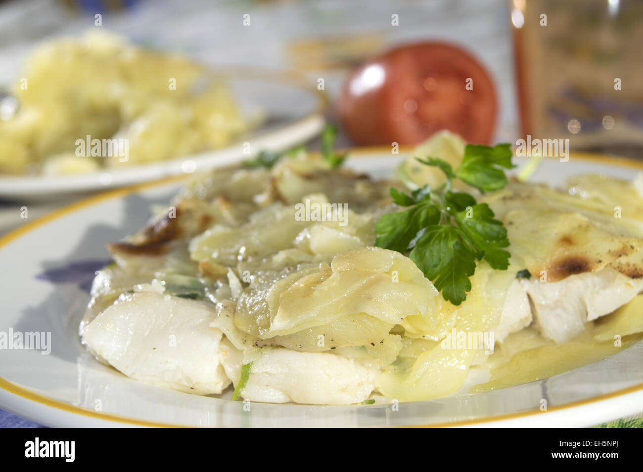 Secondo piatto di pesce: filetto di passera di mare in crosta di patate Foto Stock